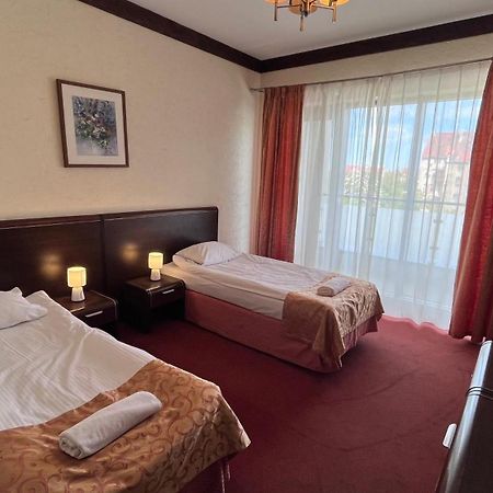 Neptun Hotel Legnica Bagian luar foto