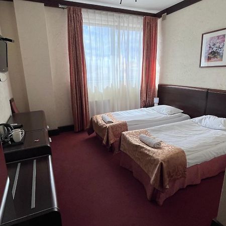 Neptun Hotel Legnica Bagian luar foto