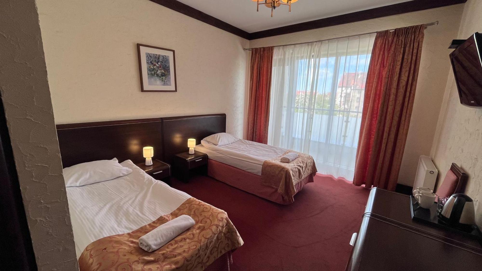Neptun Hotel Legnica Bagian luar foto