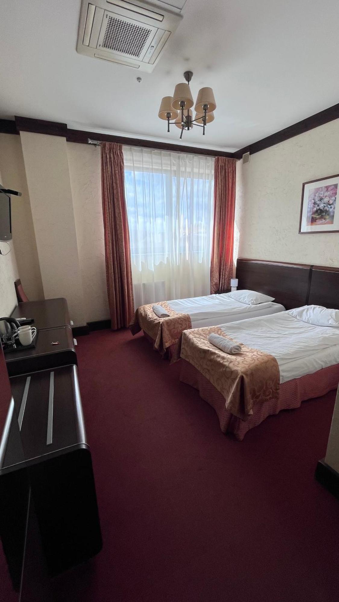 Neptun Hotel Legnica Bagian luar foto