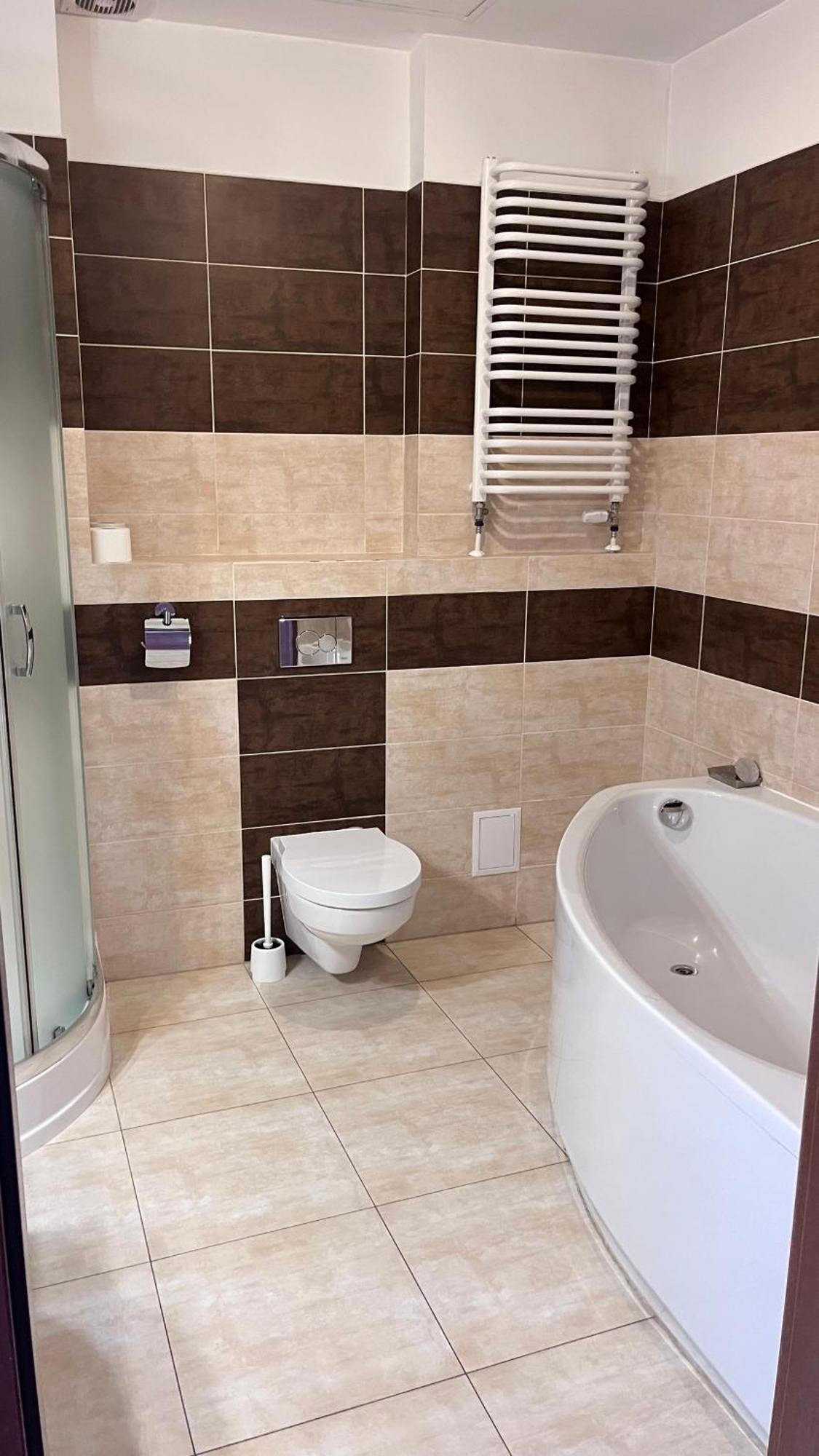 Neptun Hotel Legnica Bagian luar foto