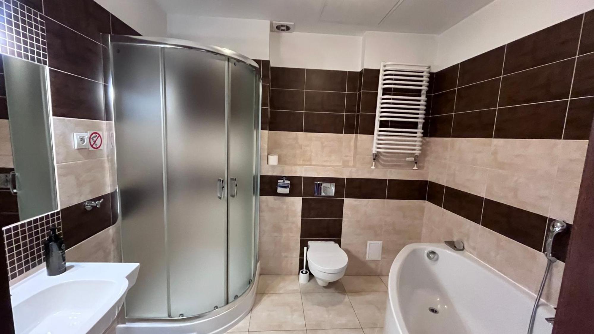 Neptun Hotel Legnica Bagian luar foto